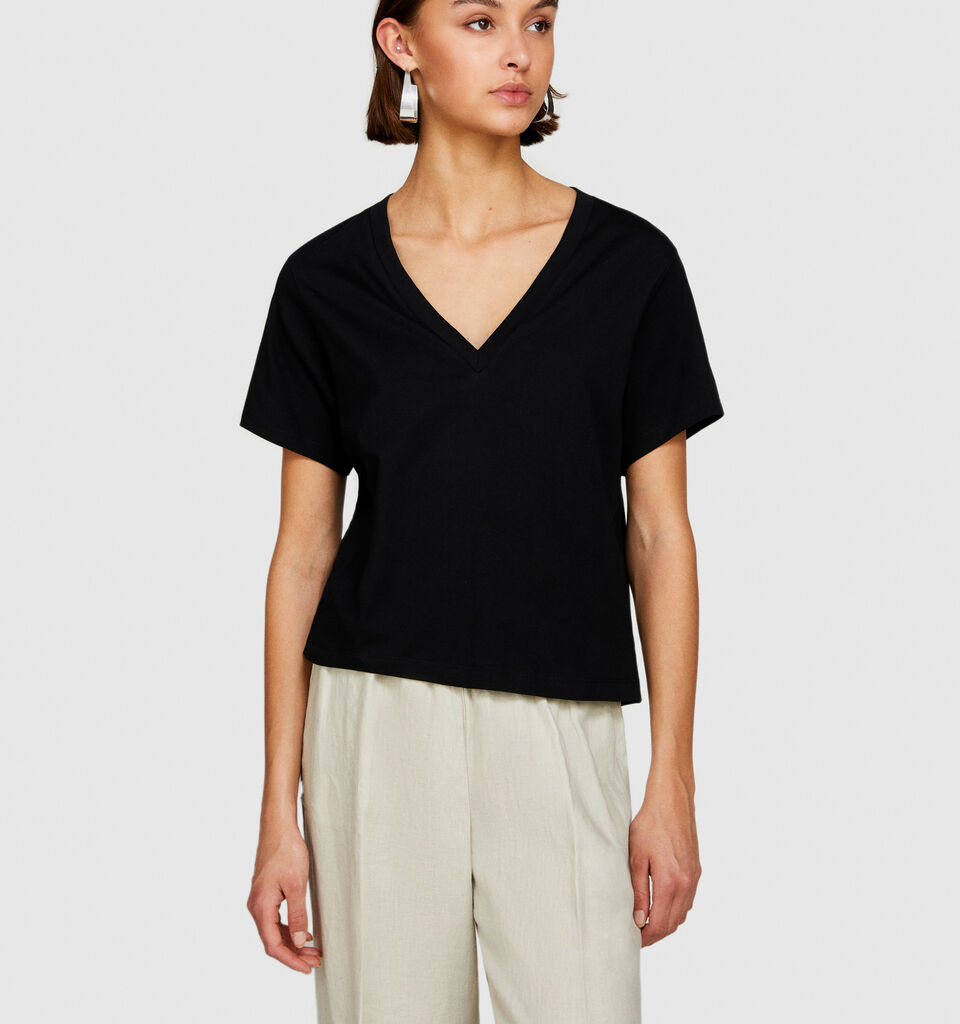 T-shirt with V-neck in 100% organic cotton - women's short sleeve t-shirts - Black | Sisley image number 4